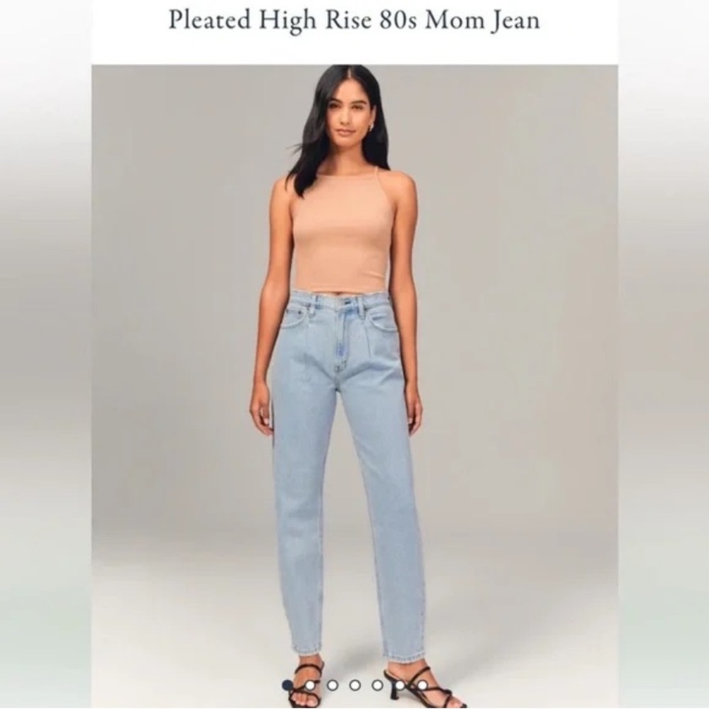 Abercrombie & Fitch Pleated High-Rise Mom Jeans - Light Blue